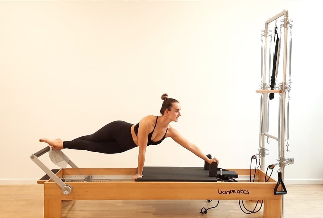 Ejercicio de Pilates reformer en Granada